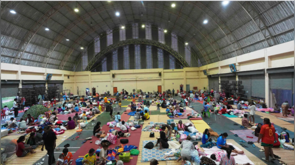 Thai evacuees shelter as shelling continues