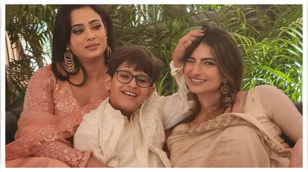 Is Shweta a strict mother to Palak?
