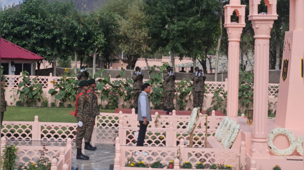 Wreath-laying ceremony in Dras