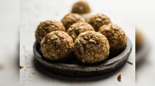 No-bake oats laddoos