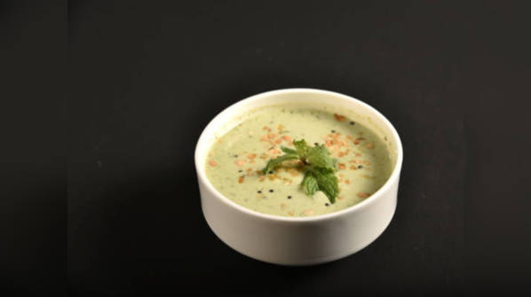 Cool curd-mint garlic chutney