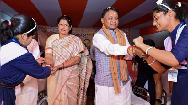 Students celebrate with Odisha leaders