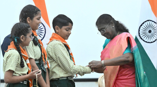 President Murmu welcomes students at Rashtrapati Bhavan