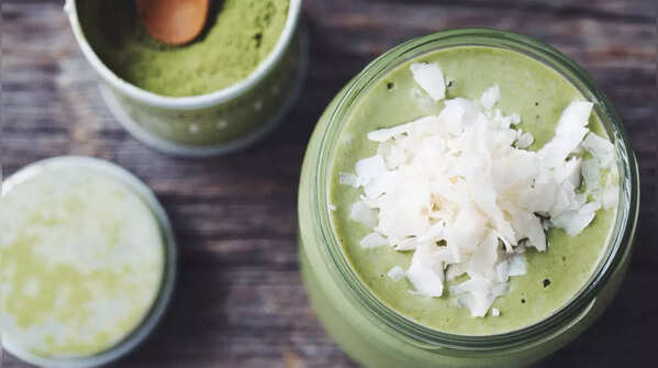 Coconut‑matcha spinach smoothie
