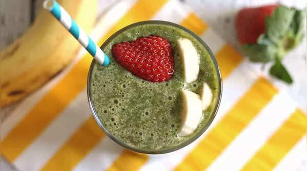 Strawberry‑banana green smoothie