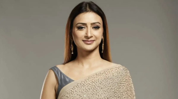 Gauri Pradhan as Nandini Thakkar Virani