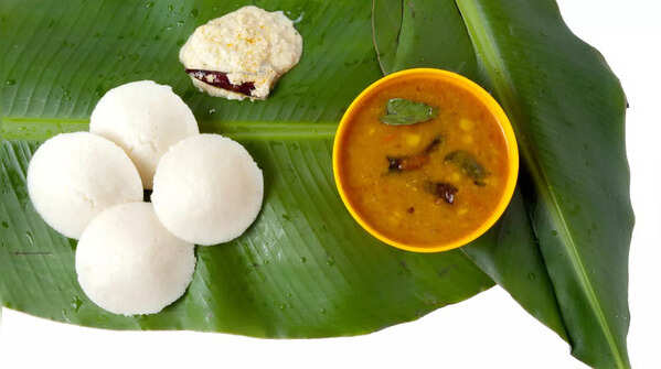 Idli with Sambar & Coconut chutney