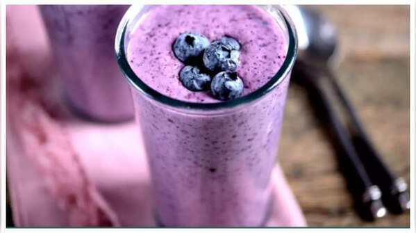 Smoothie (Kefir + Blueberries + Ginger + Spinach)