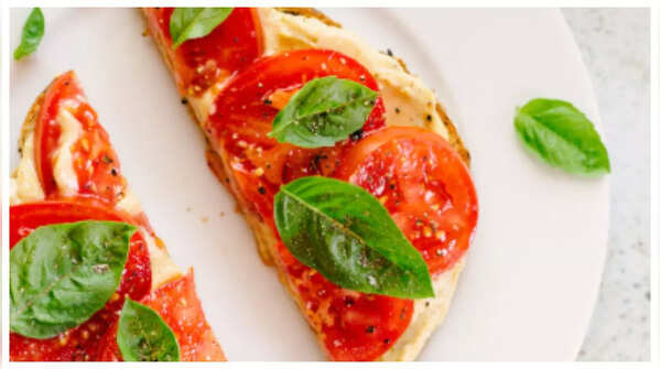 Whole grain toast+hummus+sliced tomato+olive oil
