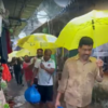 Mumbai Rains Furry: Bahujan Vikas Aaghadi (BVA) party workers were seen distributing food packets in Manvelpada, Virar East. Due to flooding today, there were no markets, and most of the shops also remained closed fearing damage.