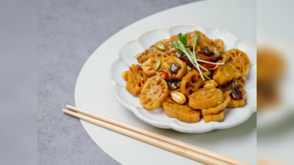 Stir-fried kamal kakdi with sesame