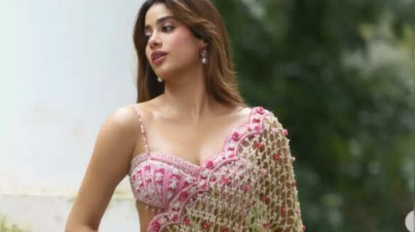 Soft pink floral jaal saree: A soft combination