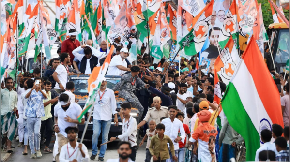 Imran Pratapgarhi shows support