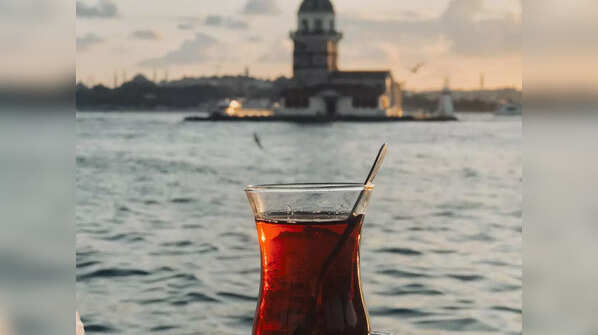 Can drinking black tea in the morning cause acidity?