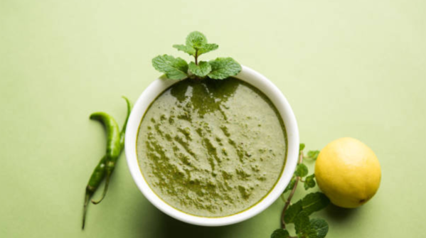 Fresh coriander-mint chutney