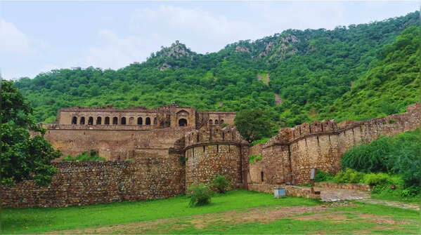 Explore the haunted ruins of Bhangarh Fort in Rajasthan