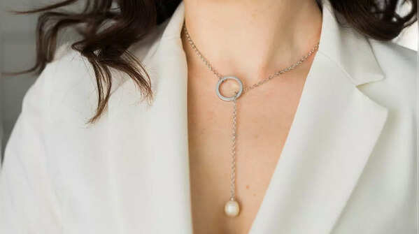 Choose minimalist jewellery