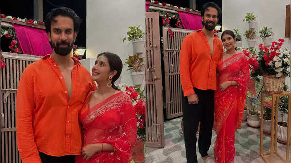 Twinning in orange outfits
