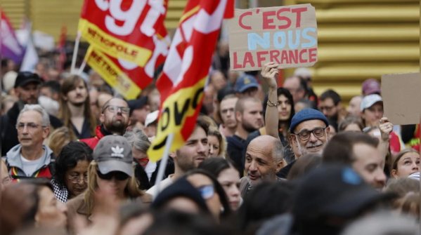 Riot police arrest 300 people