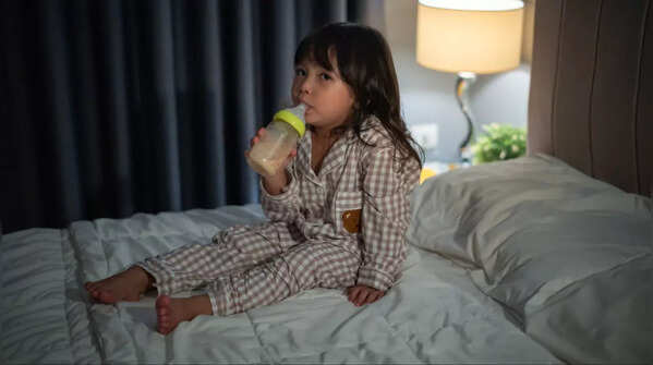 Using food or drinks that disrupt sleep