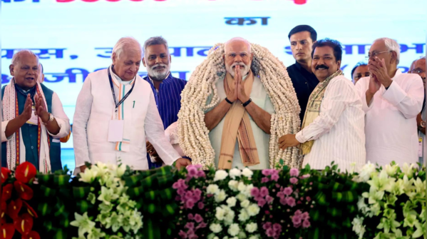 Makhana garland honour