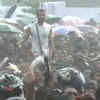 Despite the rain, fans continued to gather in large numbers, becoming a sea of people eager to see their beloved artist one last time.