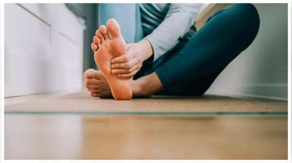 5 minute foot massage before bedtime with Magnesium Oil: 4 reasons to do this thrice a week