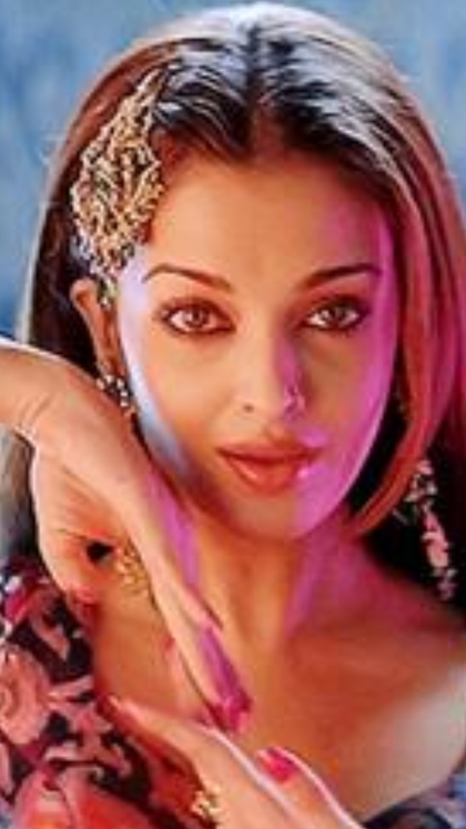 Glamorous lehenga in ‘Kajraa Re’ - ‘Bunty Aur Babli’