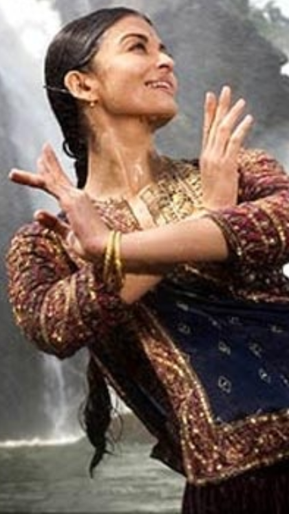 ​Simple but chic lehenga in ‘Barso Re’ - ‘Guru’