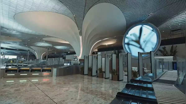 Automated people mover (APM) system