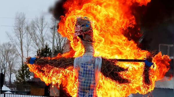 Burning effigies – Ecuador