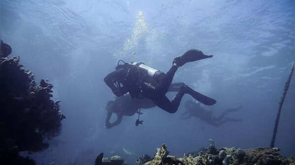 Diving suit for underwater exploration