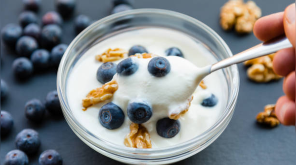 Greek yogurt or thick curd: Gentle but powerful