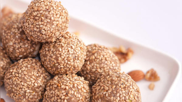 Til and peanut ladoo