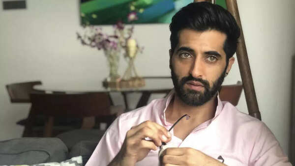Akshay Oberoi Photos