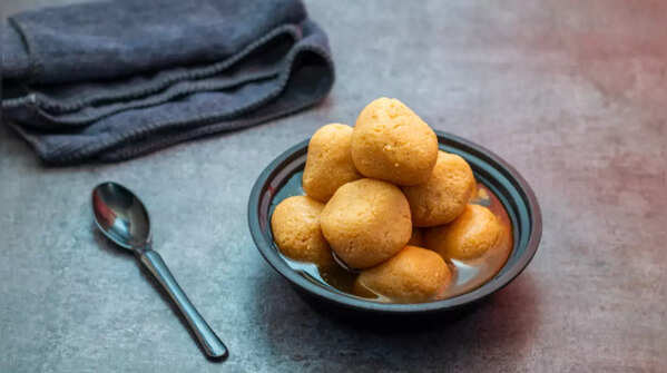 Nolen Gurer Rosogolla