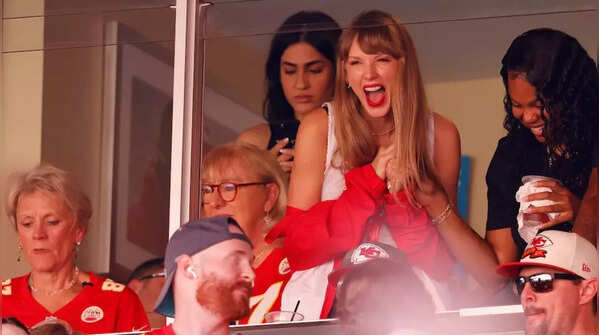 Taylor Swift’s surprise Chiefs locker room visit (2023)