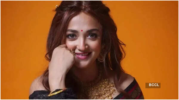 Monali Thakur Photos
