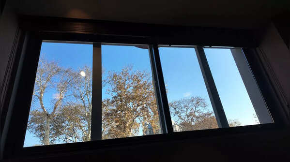 Low-e (low emissivity) glass
