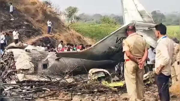 Did the flight crew issue a Mayday or distress call before the crash?