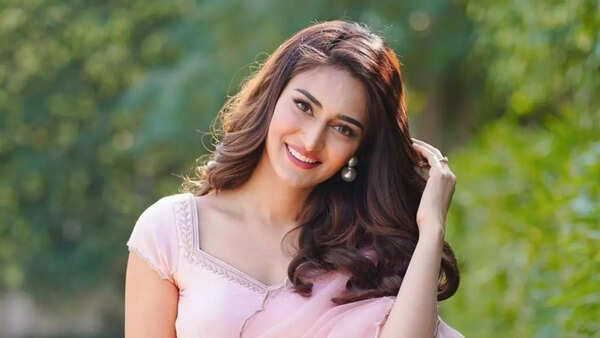 Erica Fernandes Photos