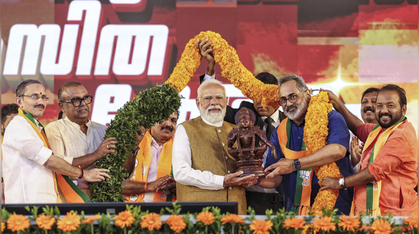 Warm on-stage welcome by BJP leaders
