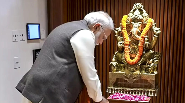 PM Modi performs rituals