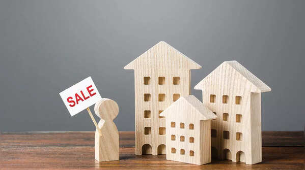 Low liquidity and long selling time