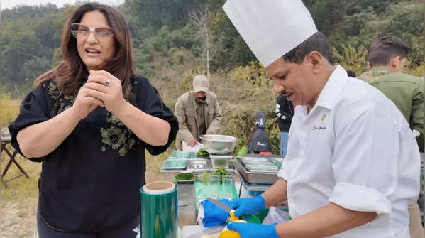 Parmeet Teases Archana as She Cooks