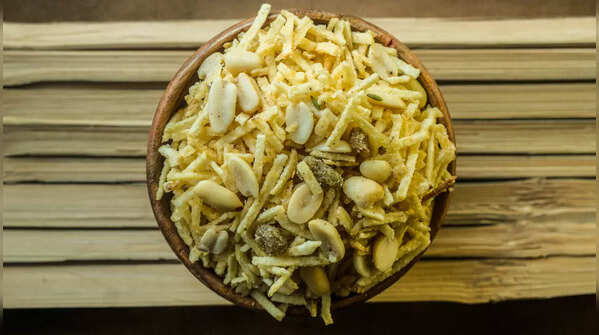 Roti Chivda (Dry Snack Mix)