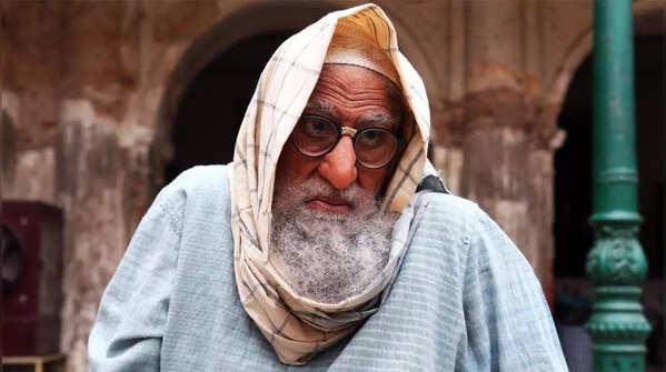 'Gulabo Sitabo' (2020)