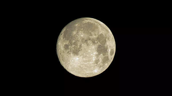 When is the total lunar eclipse?