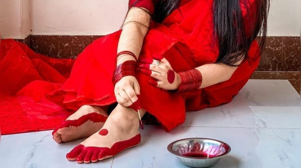 Women wearing alta, meaning