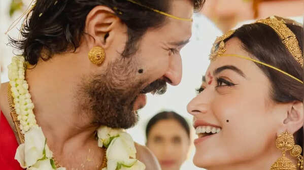 The Classic 'Kadukkan' (Gold Ear Studs)